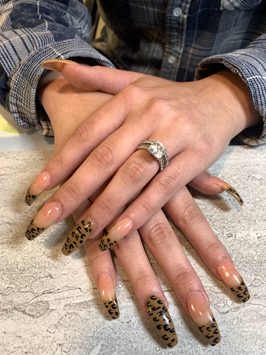 Leopard nail art
